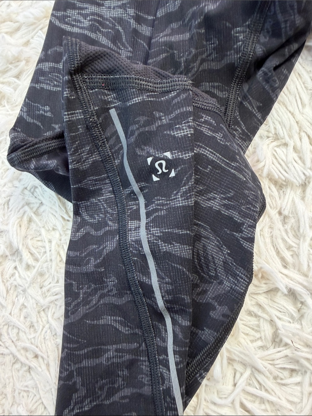 Lululemon Surge Light 3/4 Tight *Side Pockets 23" Tiger Camo Multi Black - Picture 2 of 5